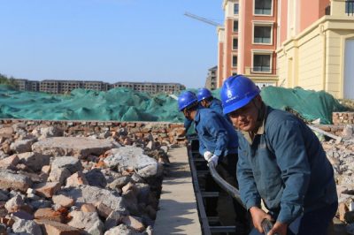 臨沂供電公司在朝陽社區(qū)電纜入地施工現(xiàn)場(chǎng)