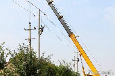長(zhǎng)山鎮(zhèn)10千伏槐甘線開(kāi)展改造施工