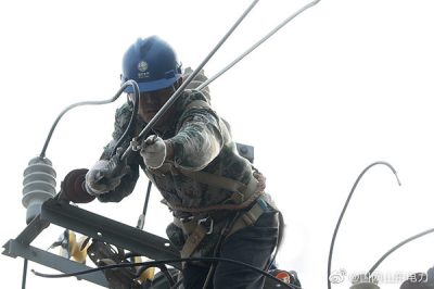 架設(shè)10千伏姜莊線(xiàn)和小工業(yè)線(xiàn)聯(lián)絡(luò)線(xiàn)路