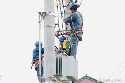 金馬村新建電力工程進(jìn)行組裝臺(tái)架變工作