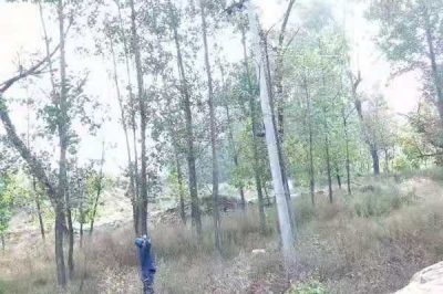 靈壽縣供電公司在山區(qū)巡視10千伏南營(yíng)線(xiàn)