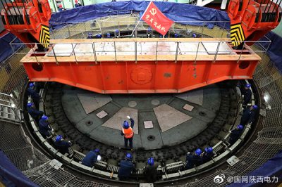 安康水電廠1號發(fā)電機轉(zhuǎn)子被成功起吊拆除