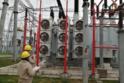 500千伏吳江變值班員進行巡視測溫