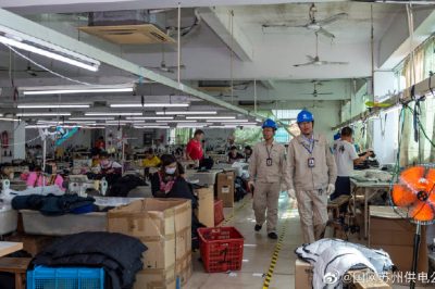 東南街道百順服裝廠內(nèi)開展用電檢查