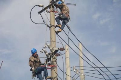 龍廟供電所對(duì)鎮(zhèn)政府配電變壓器進(jìn)行整治