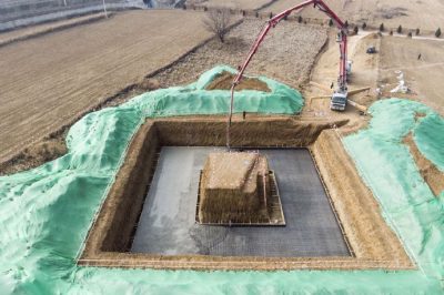 30米見方的深基坑內(nèi)澆制鐵塔基礎(chǔ)施工現(xiàn)場