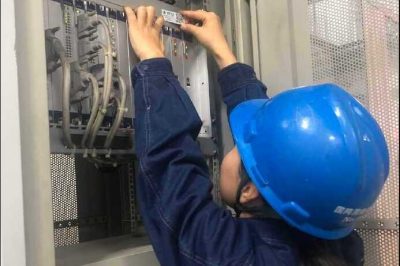 渭南供電公司對所屬通信設(shè)備進(jìn)行實物ID貼標(biāo)