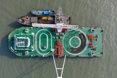 長電3號海底電纜檢修船上電纜搬運(yùn)至駁船平臺