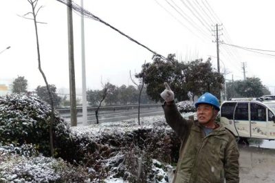 張莊供電所組織運維人員開展惡劣天氣下特巡