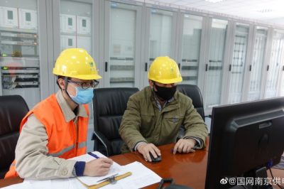 220千伏曉莊變進(jìn)行副母線(xiàn)刀閘檢修工作