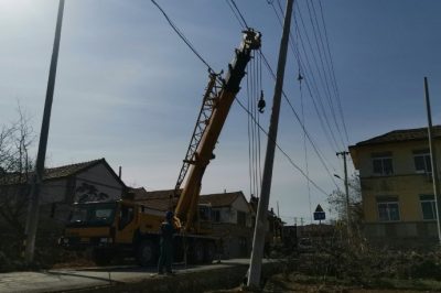 張格莊鎮(zhèn)電桿發(fā)生傾斜 緊急維修恢復