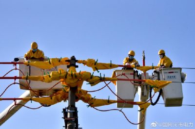 帶電作業(yè)對10千伏桿柱上開關(guān)進行更換