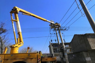 帶電作業(yè)實施貧困村電網(wǎng)改造