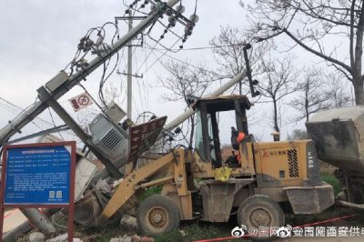 臨潼：“電小二”鏖戰(zhàn)穆寨南坡臺(tái)區(qū)配變外破事故