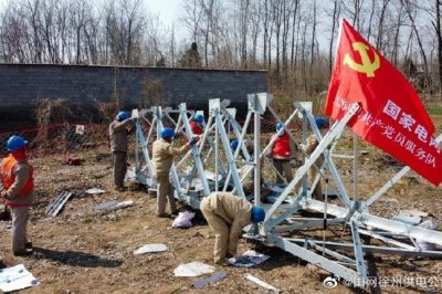 加快35千伏艾柳線鐵塔組立“戰(zhàn)疫”