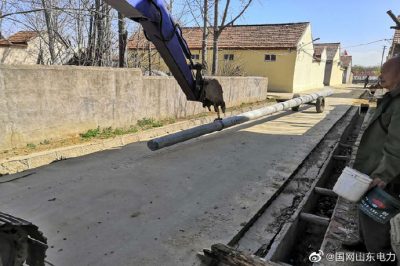 辛寨鎮(zhèn)張家焦頭村運(yùn)送電桿開展農(nóng)網(wǎng)改造