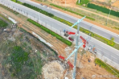 國網臨朐縣供電公司員工登頂高空牽放導線