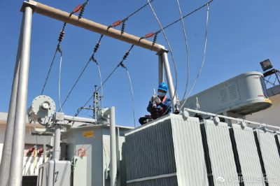 35千伏東高變電站進(jìn)行設(shè)備增容作業(yè)
