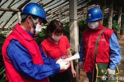 “大姐，大棚中老舊的線路千萬(wàn)不要觸摸