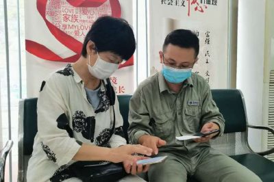 電力小哥也管“修手機”？分外事也是一片心