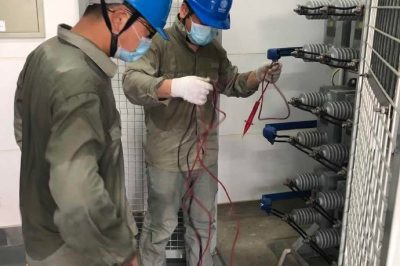 夏日，電網(wǎng)職工擰干衣服接著干