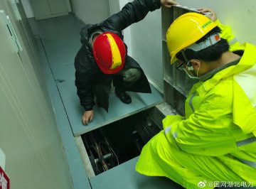 暴雨來襲，他們走進雨中，確保安全生產(chǎn)