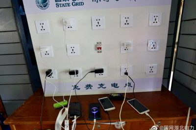 暴雨致停電，定制充電板為愛續(xù)航