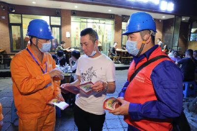 為各個攤位檢查用電安全情況、排查隱患、發(fā)放用電安全宣傳單