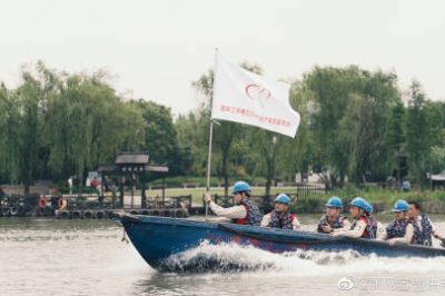 沖鋒舟進(jìn)行水上應(yīng)急演練,確?？焖倥耪? title=