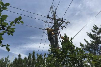 9米桿上帶電作業(yè)，近3米長、4公斤重的絕緣操作桿