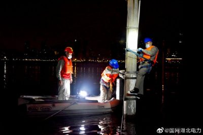 完成桿上計量裝置及配電設(shè)備上移工作