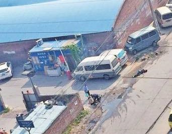 有人高壓線下施工觸電，居民救援“往身上澆水”……這是幫倒忙！