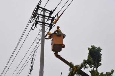 完成帶負(fù)荷直線桿改耐張桿并加裝柱上開(kāi)關(guān)的作業(yè)任務(wù)
