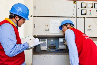 到平湖市曹橋街道行知中學(xué)對(duì)校園內(nèi)的用電設(shè)備進(jìn)行安全檢查及維護(hù)