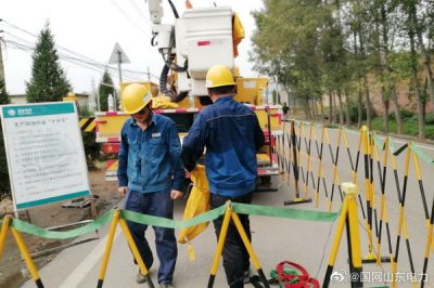 在10千伏孝營(yíng)線(xiàn)3號(hào)桿帶負(fù)荷安裝跌落式熔斷器