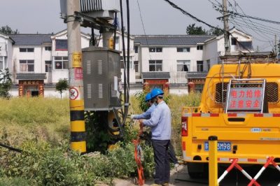 供電所運維人員對鹽閘小區(qū)12、14變壓器進行負荷切改