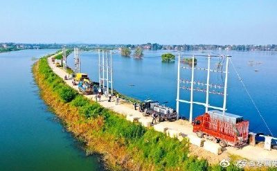 在廬江縣同大鎮(zhèn)白石天河古圩段圩堤上進(jìn)行立桿、架線(xiàn)、安裝配變?cè)O(shè)備