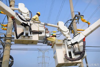 順利完成10千伏濱海II線61號(hào)桿開(kāi)關(guān)的更換工作