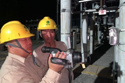 國(guó)網(wǎng)銅山區(qū)供電公司夜巡測(cè)溫保電網(wǎng)安全度夏