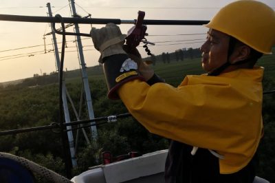 在10千伏鋼廠(chǎng)線(xiàn)050路99號(hào)桿帶電接分支引線(xiàn)