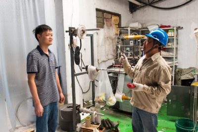 走進(jìn)轄區(qū)內(nèi)小作坊，檢查用電線路，試跳漏電保護(hù)器