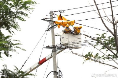 10千伏董集線11號(hào)桿為大戶村新建150千伏安配變臺(tái)區(qū)帶電打火