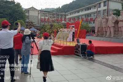 國(guó)網(wǎng)通道縣供電公司員工認(rèn)真檢查會(huì)場(chǎng)用電設(shè)備