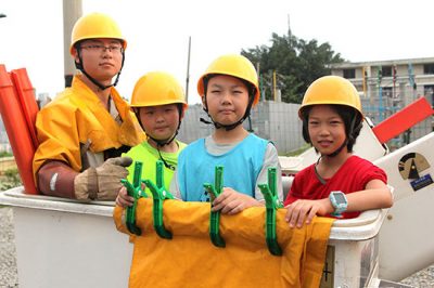 重慶30名兒童畫出心中的國家電網(wǎng)