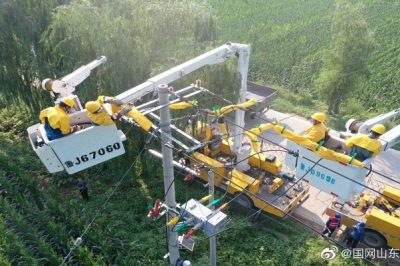 在10千伏無鹽線新城支線55號桿安裝分段開關作業(yè)現(xiàn)場開展帶電作業(yè)