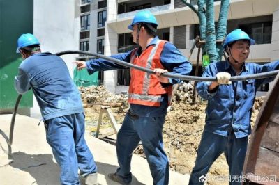 堅(jiān)守一線搶修保電，他們不服“暑”