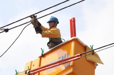 帶電作業(yè)班對安陸南城10千伏金溝線，城區(qū)碧霞一、二回線路開展帶電接火