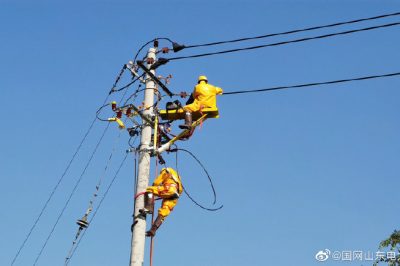 完成10千伏付業(yè)線華龍支線1號(hào)桿用戶(hù)配變接火工作