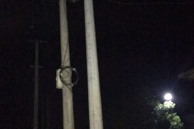 國網(wǎng)藍山供電公司晚上利用用電高峰期進行安全夜巡工作