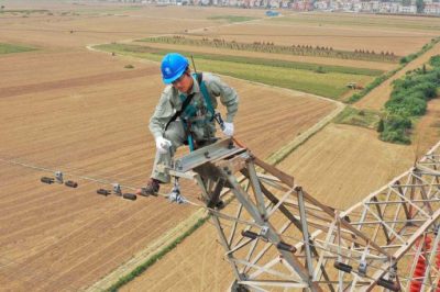 主網(wǎng)“修補(bǔ)匠”，為線路設(shè)備披上“防塵衣”